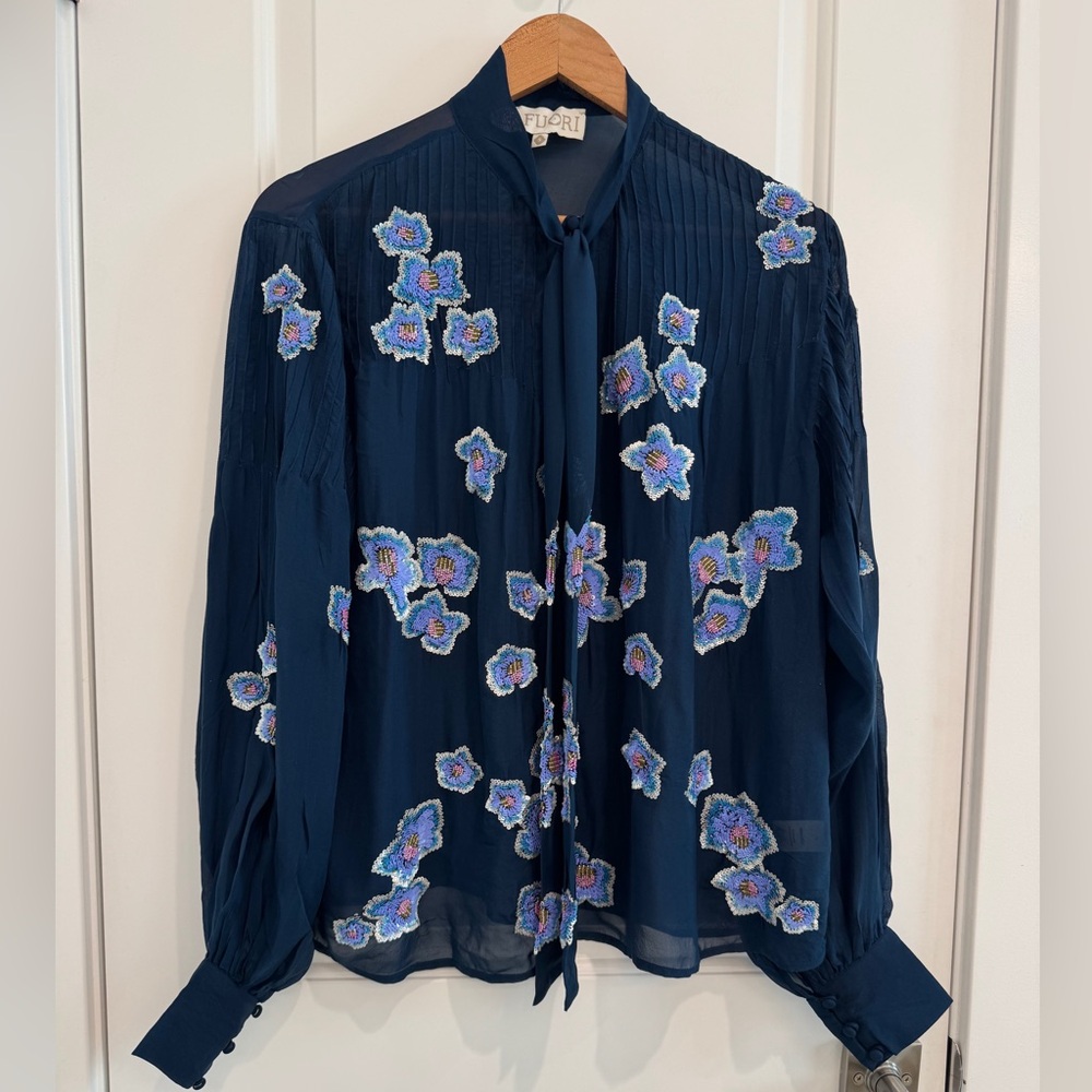 LA FUORI Navy Floral Embellishment Tie-Neck Blouse 100% Silk size S Small